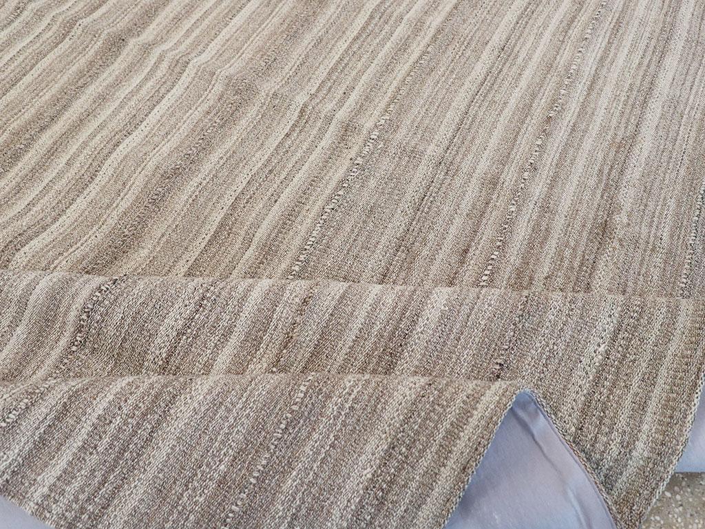 Alfombra Persa de Tejido Plano Kilim de mediados del siglo XX Tamaño Habitación Cuadrada en venta 2