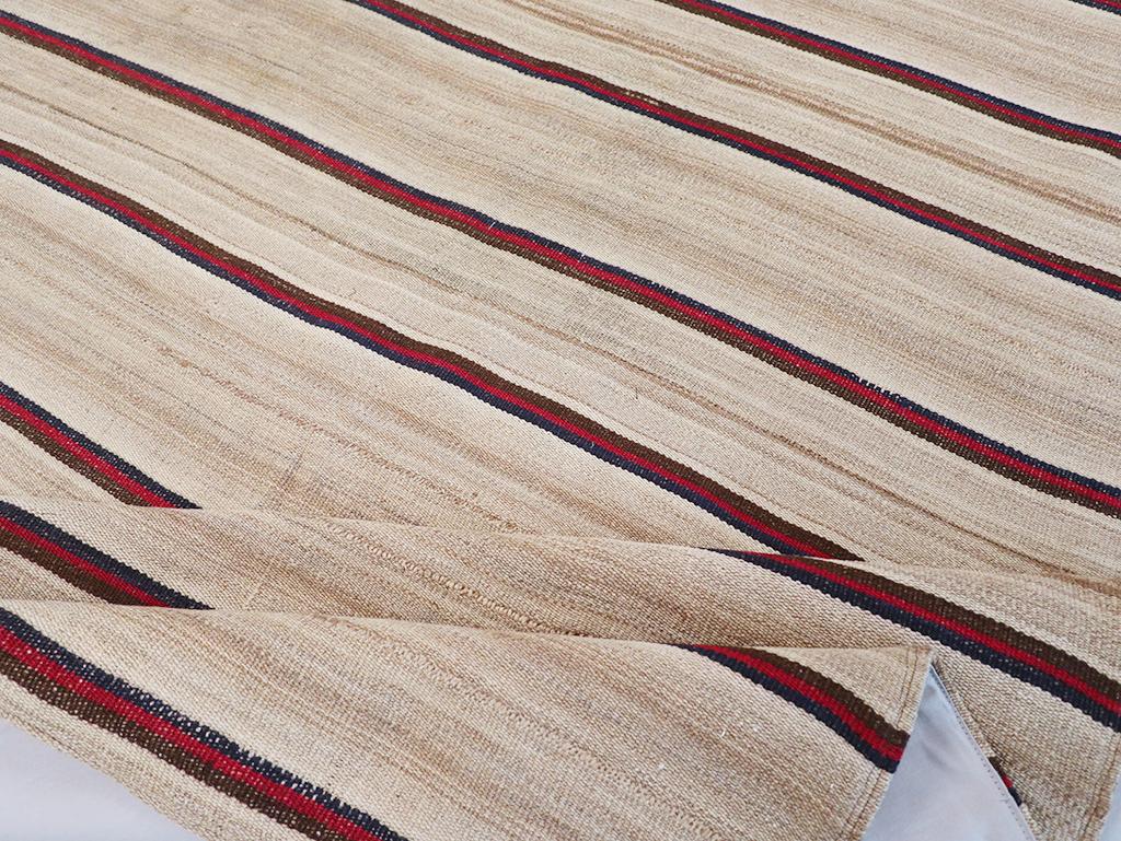 Alfombra Persa de Tejido Plano Kilim de mediados del siglo XX Tamaño Habitación Cuadrada en venta 2