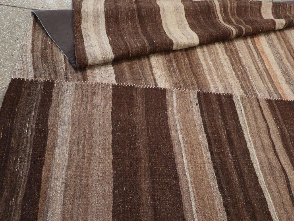 Mitte des 20. Jahrhunderts Persische Flachgewebe-Kilim Quadratische Zimmer Größe Teppich im Angebot 2