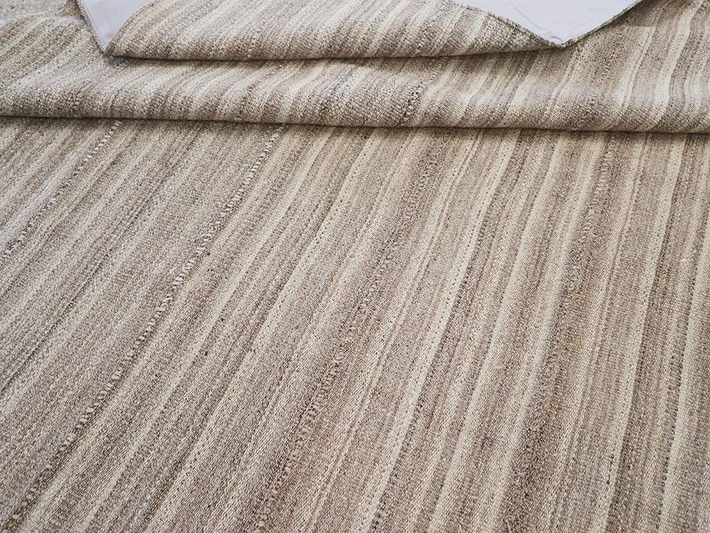Alfombra Persa de Tejido Plano Kilim de mediados del siglo XX Tamaño Habitación Cuadrada en venta 3