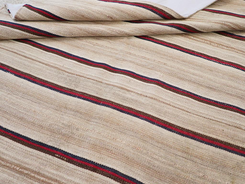 Alfombra Persa de Tejido Plano Kilim de mediados del siglo XX Tamaño Habitación Cuadrada en venta 3