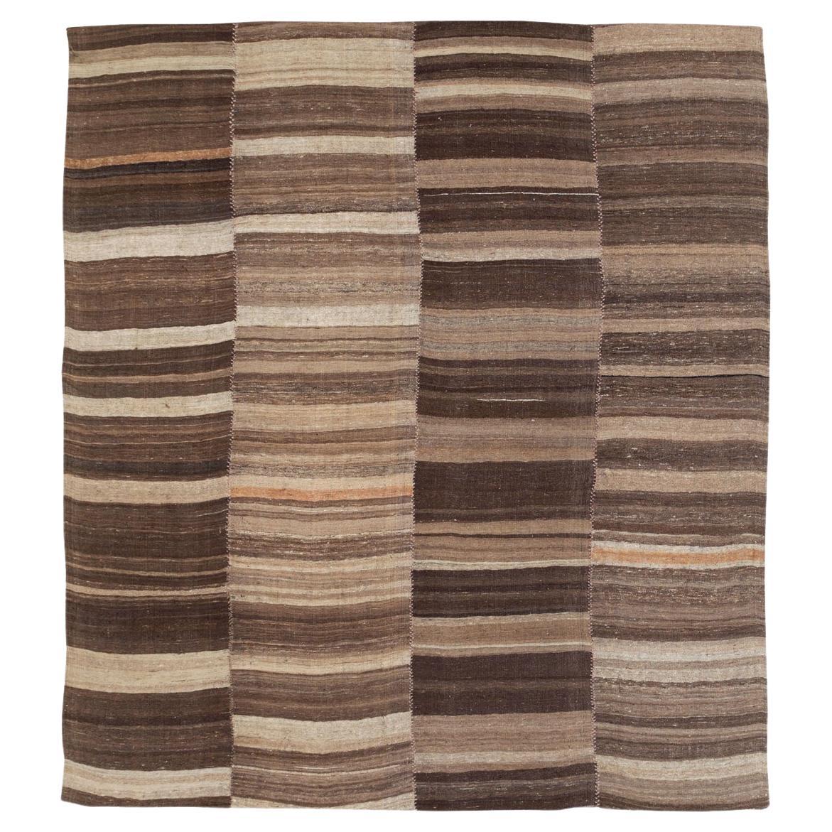Alfombra Persa de Tejido Plano Kilim de mediados del siglo XX Tamaño Habitación Cuadrada