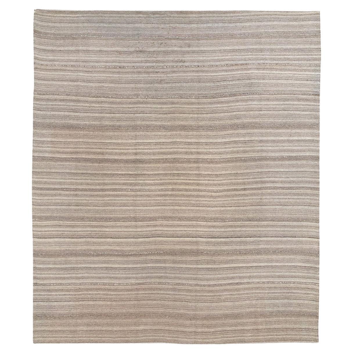 Alfombra Persa de Tejido Plano Kilim de mediados del siglo XX Tamaño Habitación Cuadrada