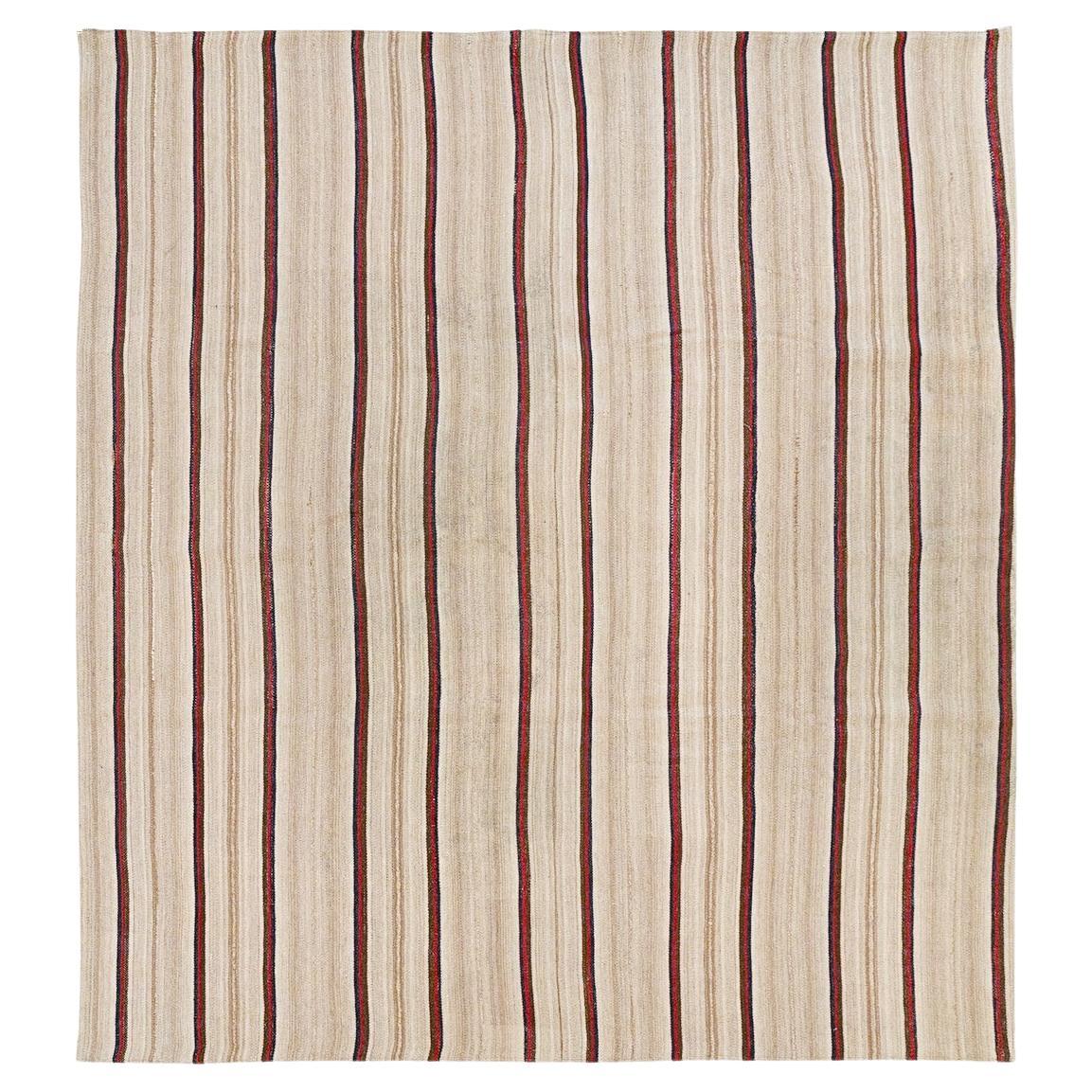 Alfombra Persa de Tejido Plano Kilim de mediados del siglo XX Tamaño Habitación Cuadrada