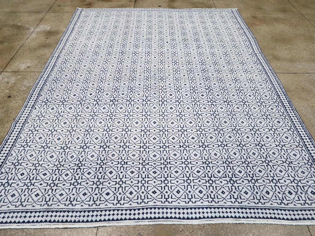 Mitte des 20. Jahrhunderts Persischer Flachgewebe-Teppich in Zimmergröße (Kelim) im Angebot