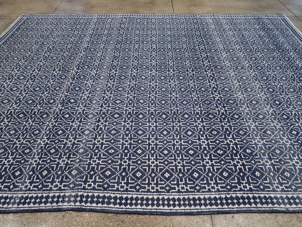 Mitte des 20. Jahrhunderts Persischer Flachgewebe-Teppich in Zimmergröße im Angebot 1