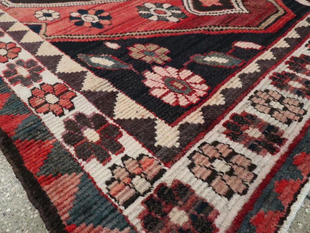 Alfombra persa Gabbeh de mediados del siglo XX en Excelente estado para la venta en New York, NY