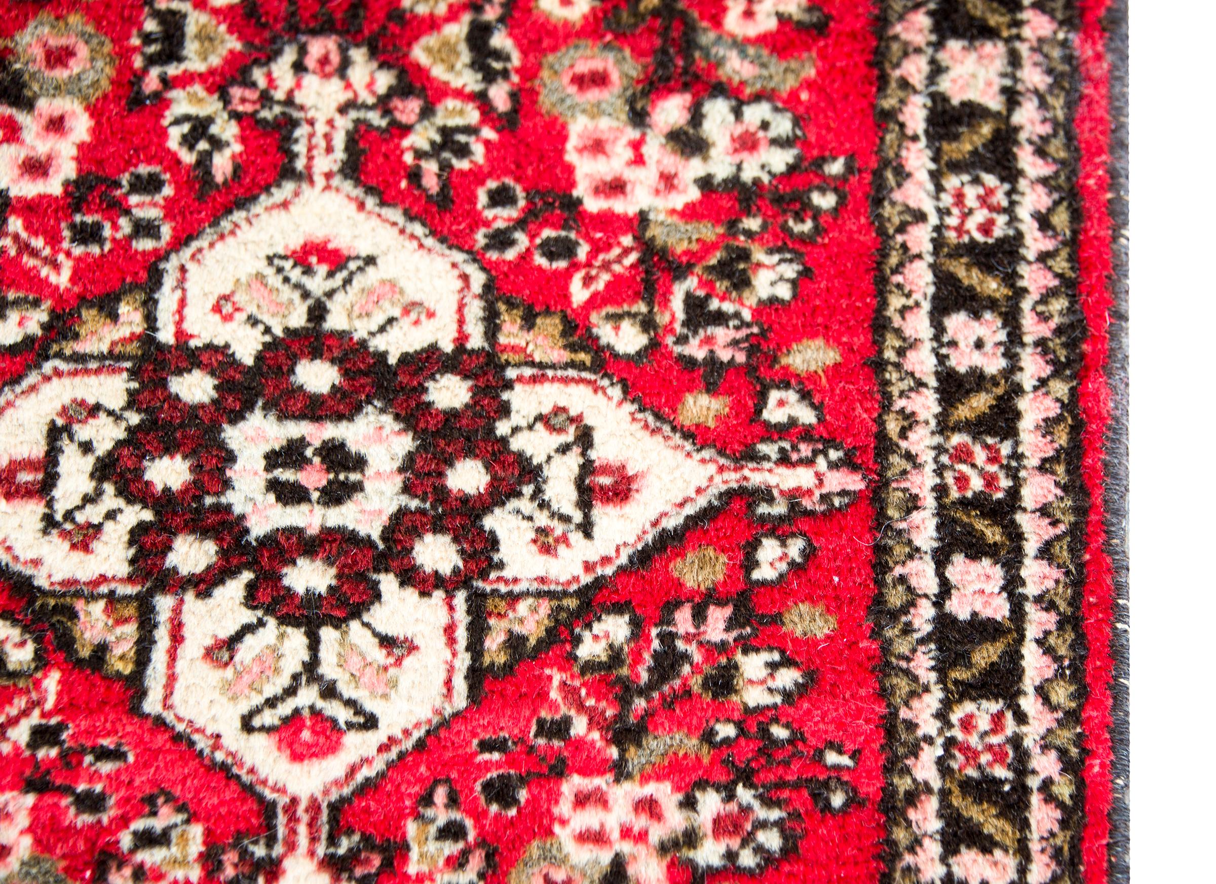 Persischer Hamadan-Teppich aus der Mitte des 20. Jahrhunderts im Zustand „Gut“ im Angebot in Chicago, IL