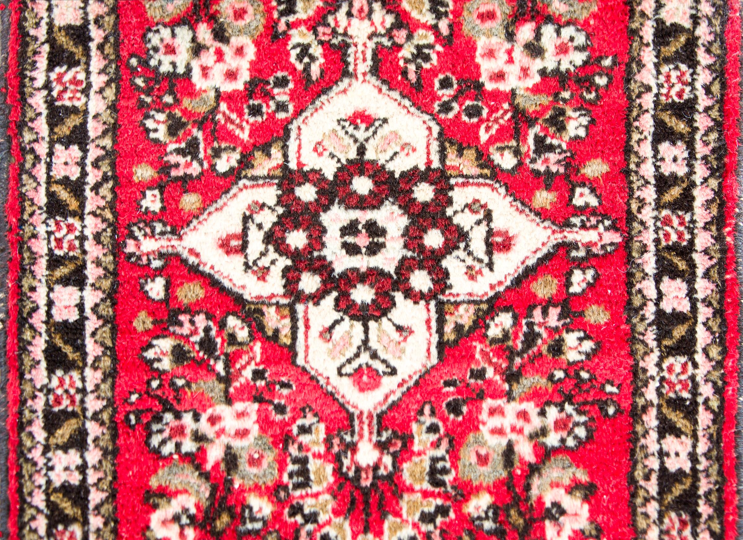 Persischer Hamadan-Teppich aus der Mitte des 20. Jahrhunderts im Angebot 1