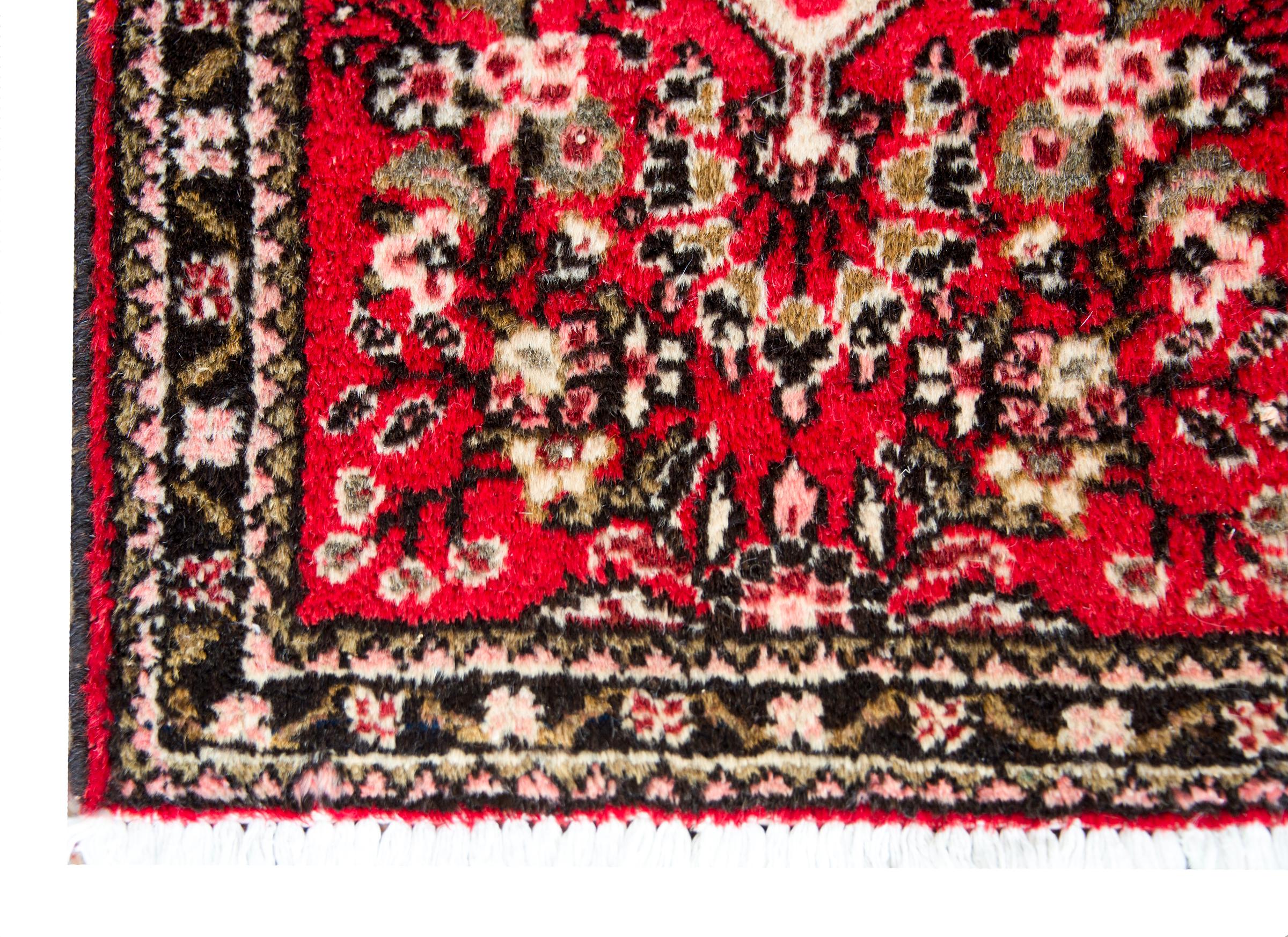Persischer Hamadan-Teppich aus der Mitte des 20. Jahrhunderts im Angebot 3