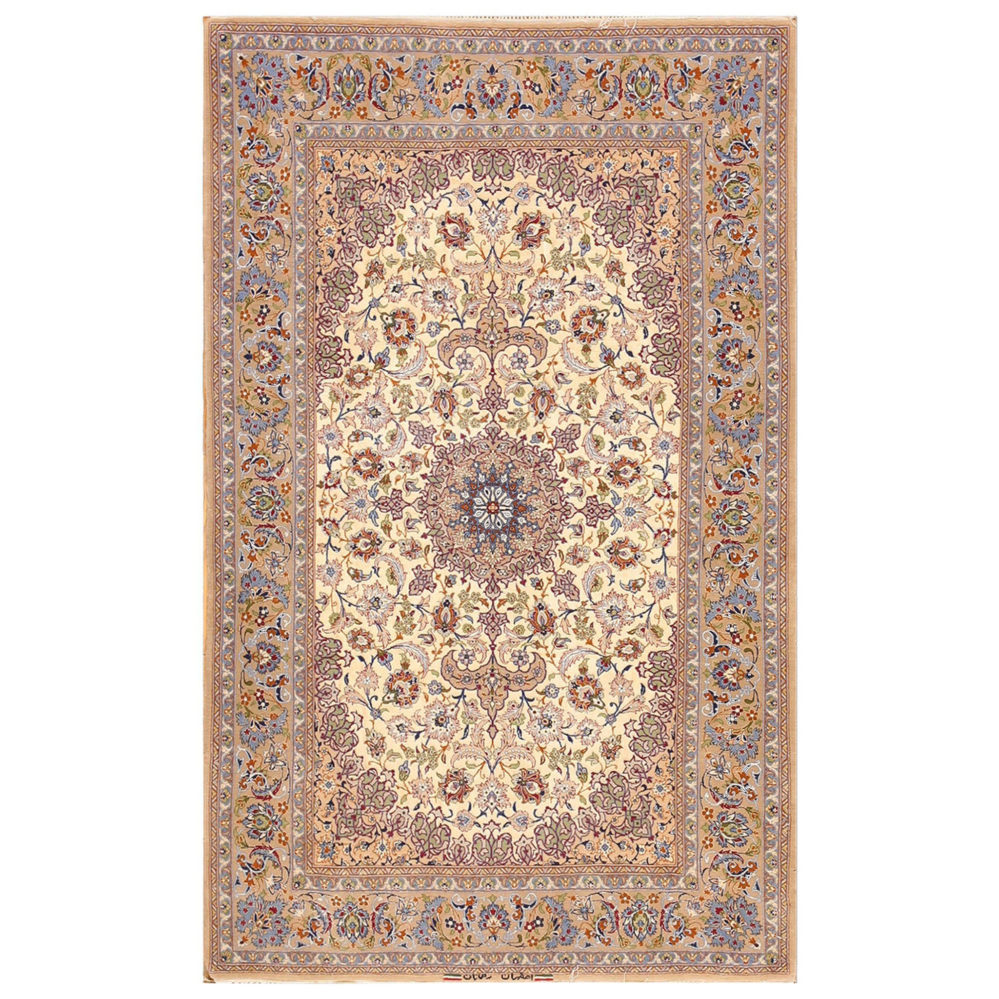 Persischer Isfahan-Teppich aus der Mitte des 20. Jahrhunderts ( 1,42 m x 1,83 m – 109 x 170 cm)