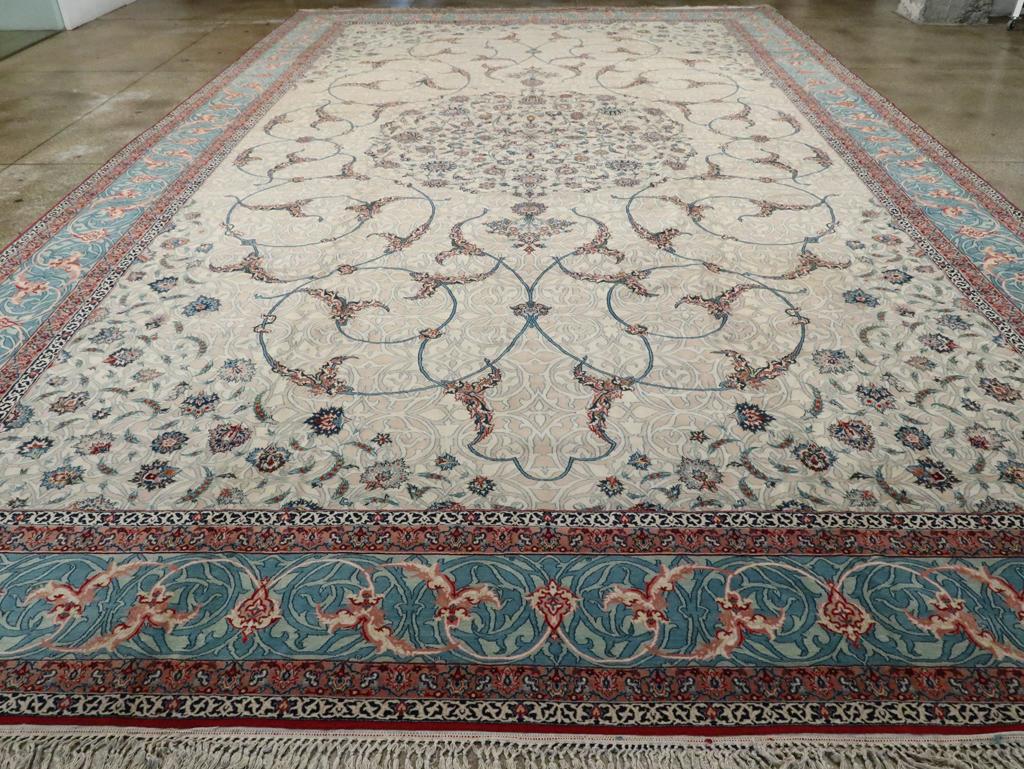 Un tappeto vintage persiano Isfahan oversize realizzato a mano nella metà del XX secolo  secolo.

Misure: 13' 5