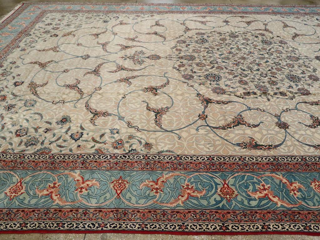 Annodato a mano Tappeto persiano Isfahan oversize della metà del XX secolo in vendita