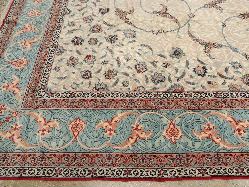 Tappeto persiano Isfahan oversize della metà del XX secolo In condizioni ottime in vendita a New York, NY
