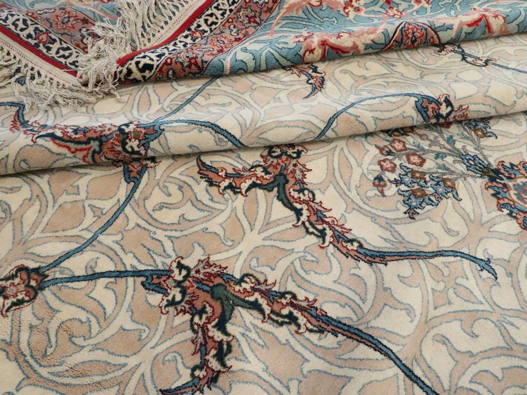 Tappeto persiano Isfahan oversize della metà del XX secolo in vendita 1