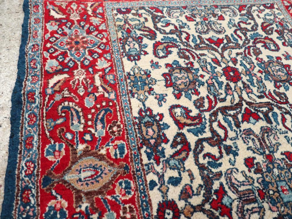 Perse Tapis persan Isfahan du milieu du 20e siècle en vente