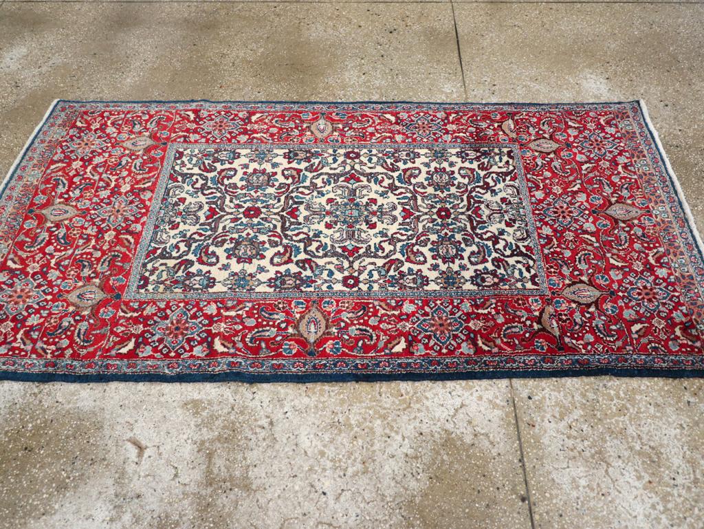 Noué à la main Tapis persan Isfahan du milieu du 20e siècle en vente