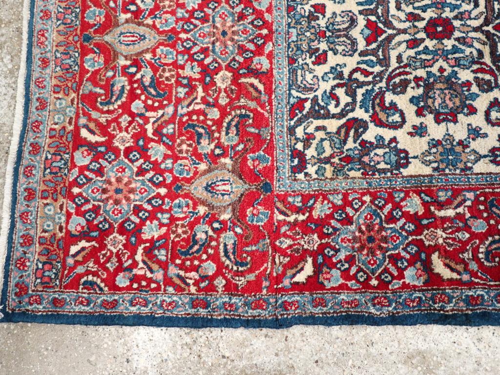 Tapis persan Isfahan du milieu du 20e siècle Excellent état - En vente à New York, NY