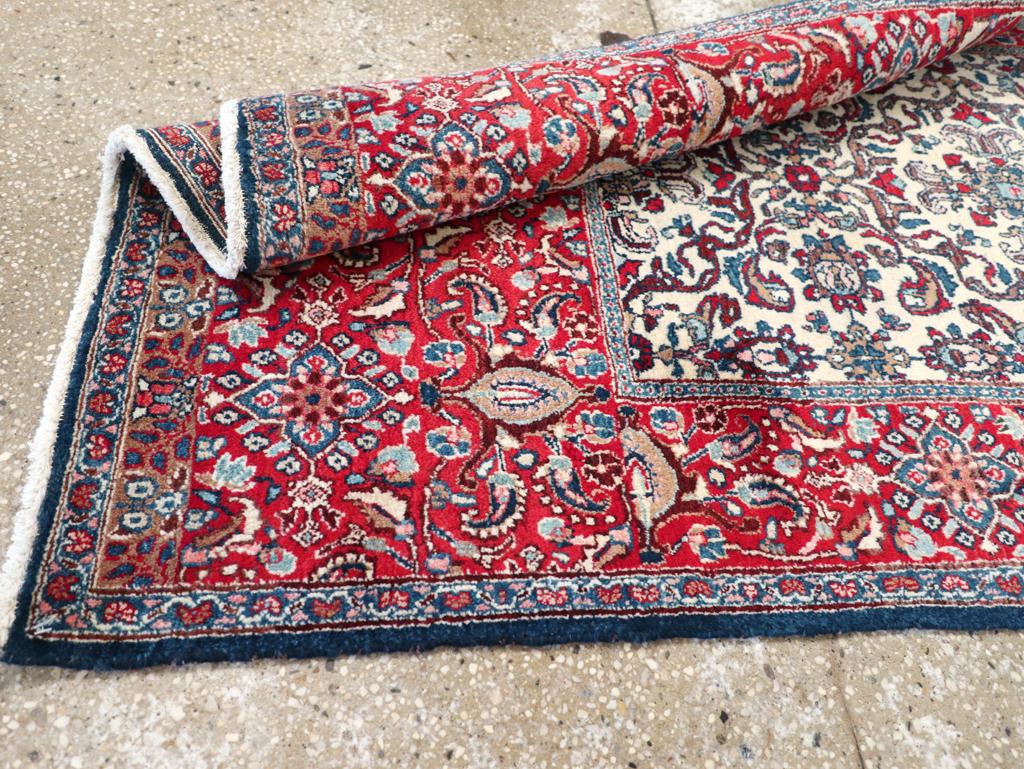 Tapis persan Isfahan du milieu du 20e siècle en vente 1