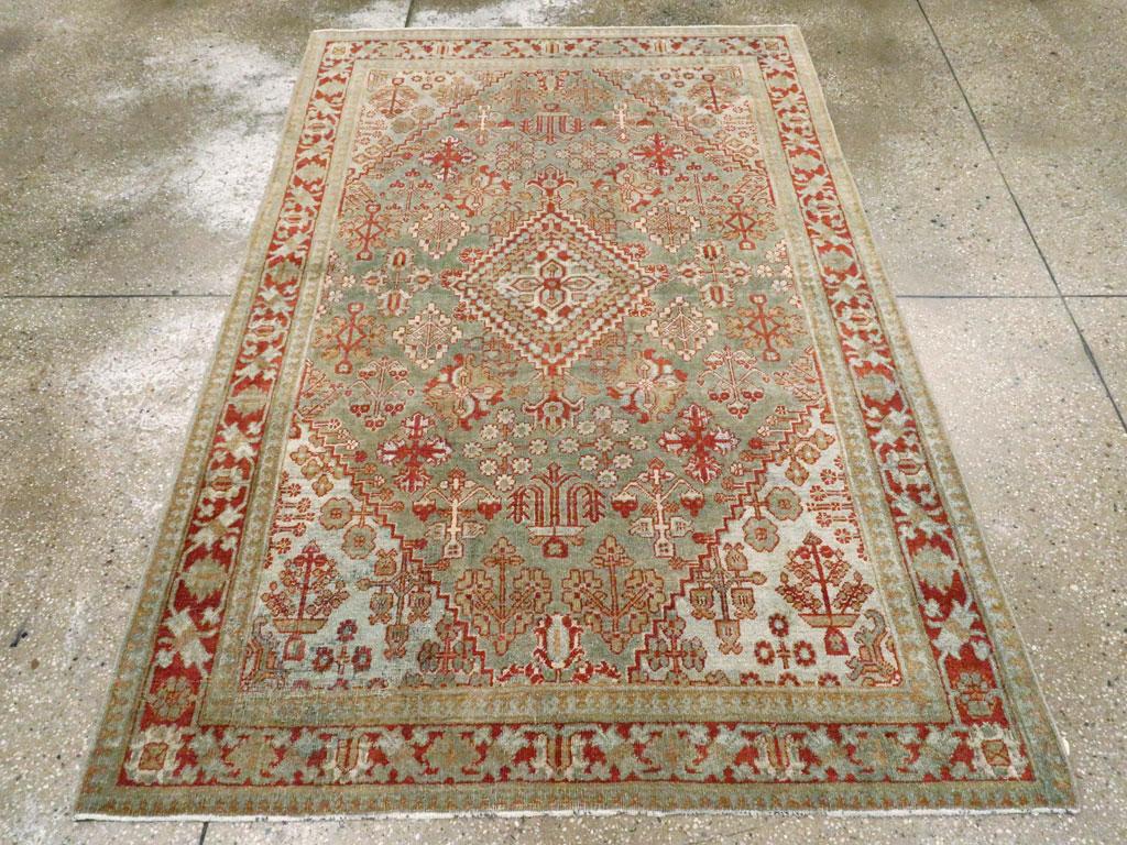 Ein persischer Joshegan-Akzentteppich im Vintage-Stil. Ein verschachteltes und gezacktes/abgestuftes kleines Rautenmedaillon zentriert das braune Feld dieser zentralpersischen Stadtstreuung mit ihrem charakteristischen kleinen Rautenmuster aus