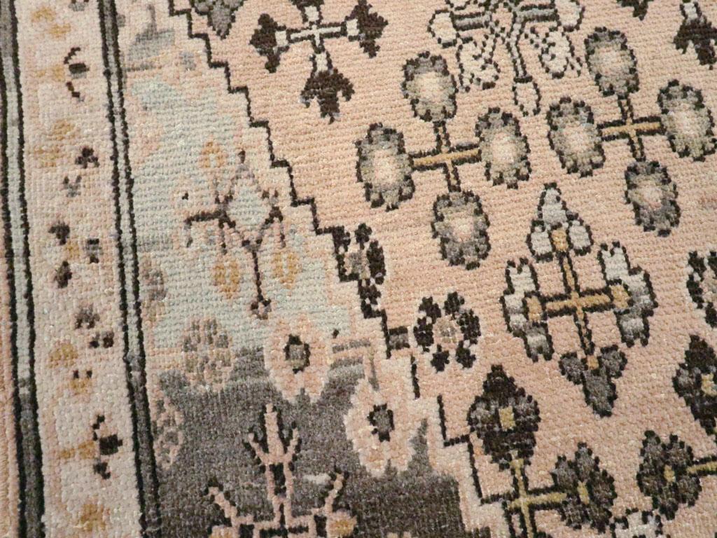 Perse Tapis persan Joshegan du milieu du 20e siècle en vente
