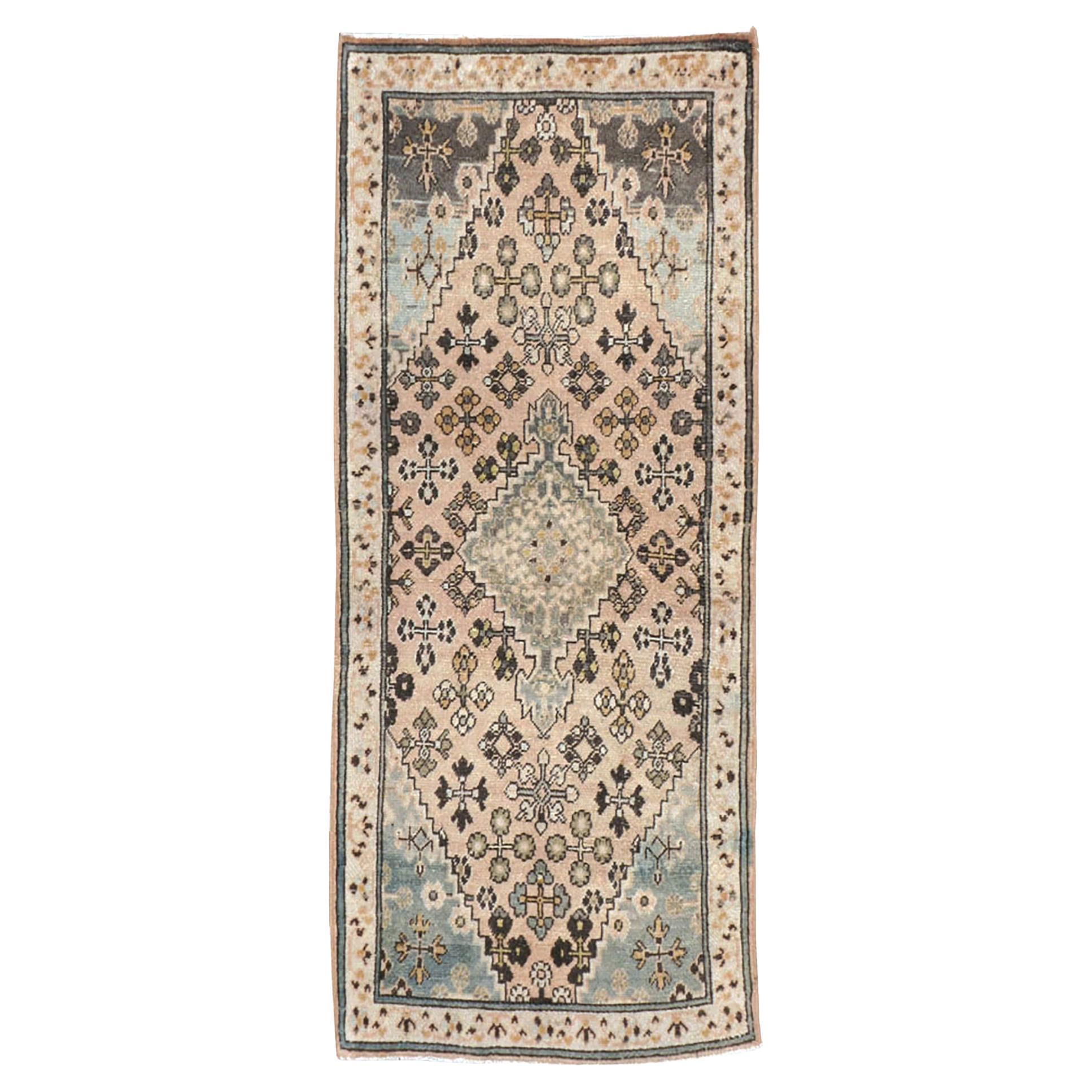 Tapis persan Joshegan du milieu du 20e siècle en vente