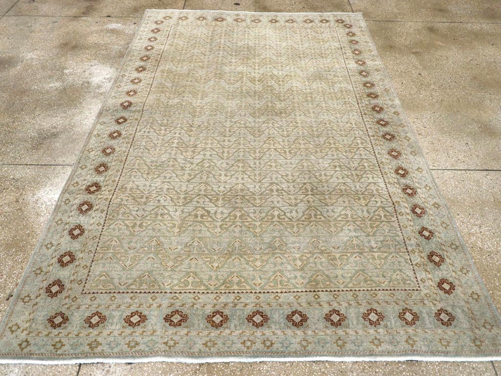 Ein Wollflor aus asymmetrischen Knoten auf einem Baumwollgrund.
Nicht der übliche, gut gewebte urbane Kashan mit satten Juwelentönen und einem zentralen Medaillon, sondern ein gedämpfteres Exemplar mit einem grauen Feld, das mit Reihen von sich