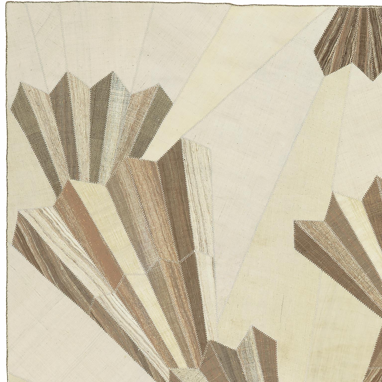 Deco-Fan-Design mit persischen Paneelen aus den 1940er Jahren.
Maße: 19'0
