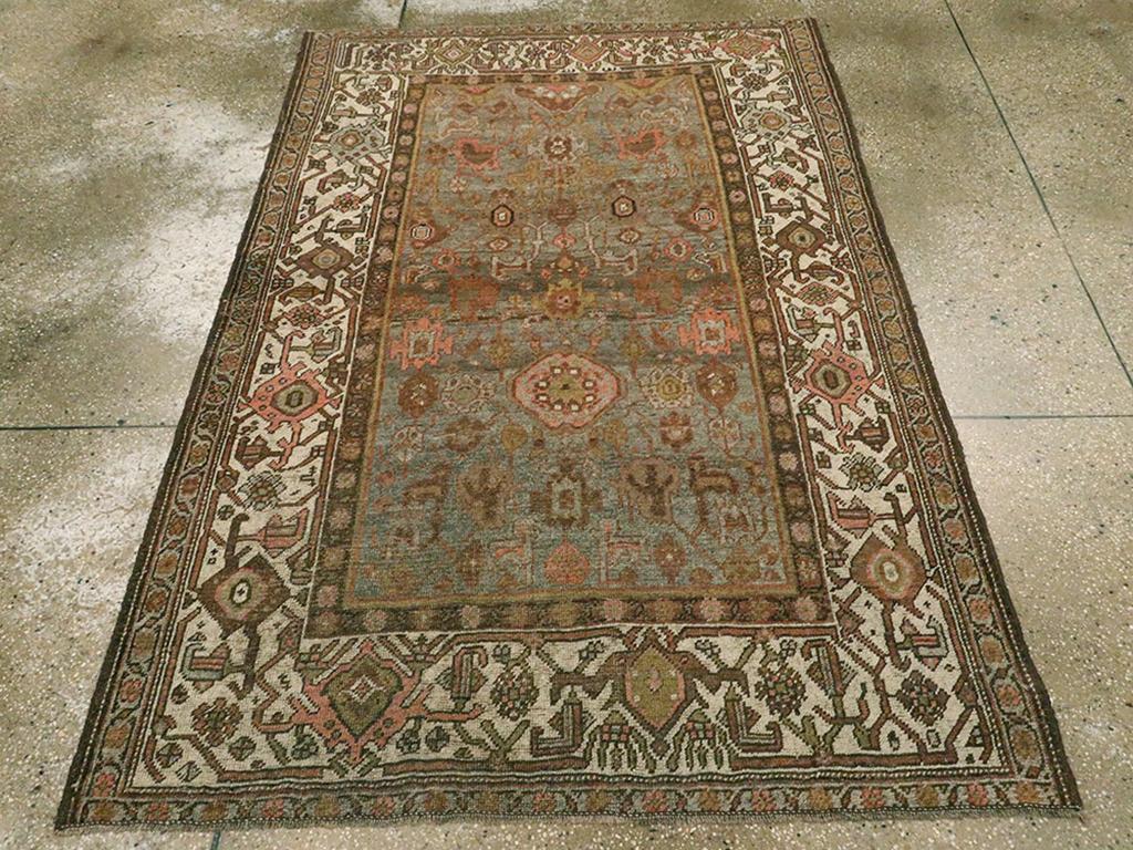 Ein alter persisch-kurdischer Akzentteppich. Eine dörfliche Version des Avshan-Musters aus Rosetten und Schwanenhals-Arabesken nimmt das mittlere Schieferfeld dieses westpersischen Dorfstreusets großzügig ein. Die elfenbeinfarbene Bordüre hat
