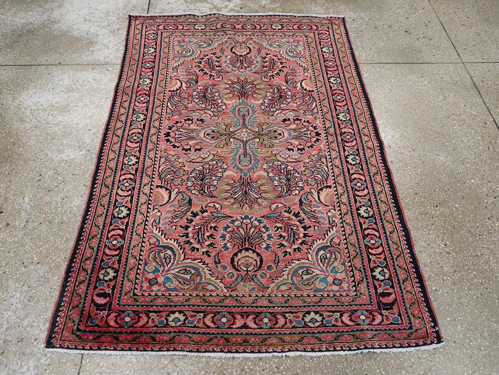 Ein alter persischer Lilihan-Teppich. Das Rosenfeld dieser Dorfstreuung aus dem Hamadan-Gebiet hat ein Muster, das von den Sarouk-Teppichen im 