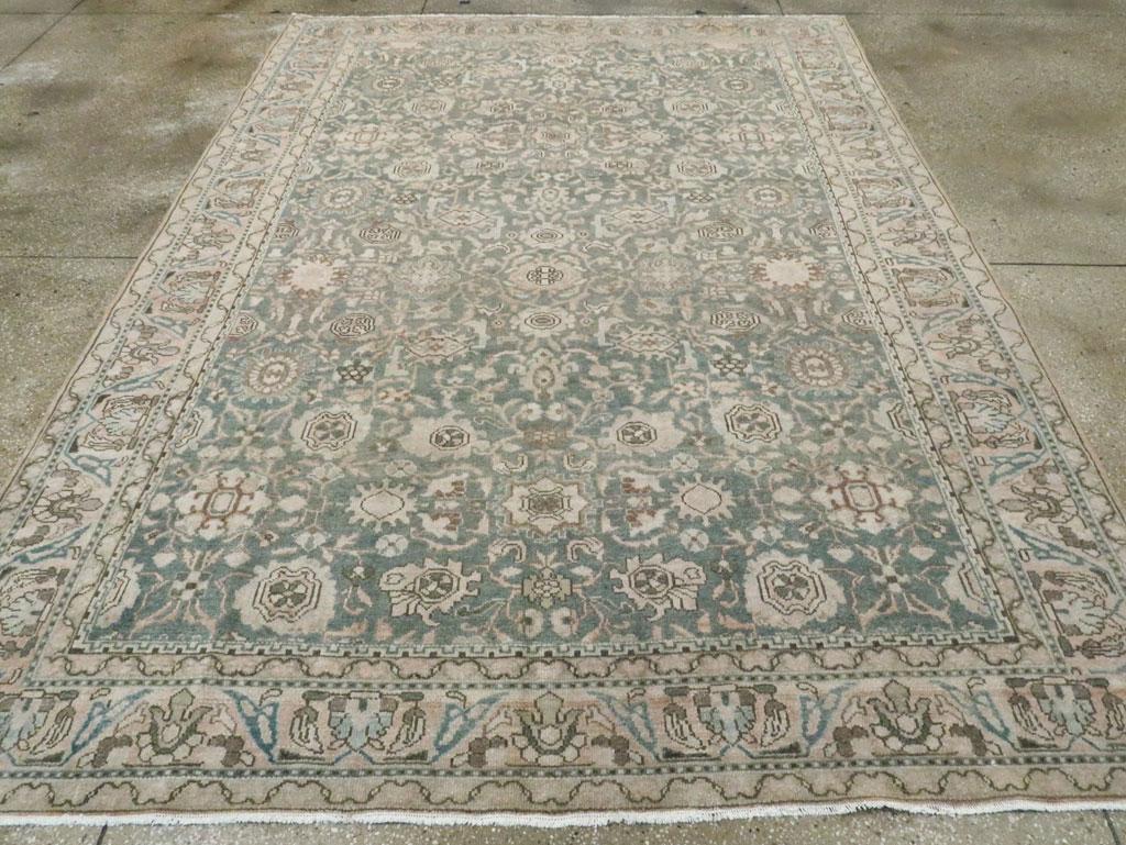 Un motif allover à sept colonnes brisées, composé de roues dentées, de rosettes, de palmettes légèrement déchiquetées, d'octogones, de croix et d'octagrammes, recouvre symétriquement le champ d'ardoise de ce tapis de village de l'ouest de la Perse.