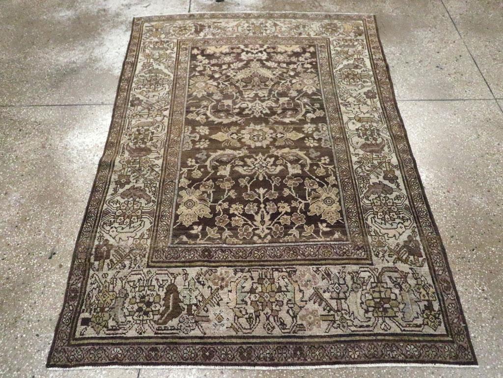 Un tappeto d'accento persiano vintage Malayer. Questo villaggio persiano occidentale, fortemente delineato, presenta un campo di carbone leggermente abraso con foglie di pesce, palmette a petali, steli rigidi e una rosetta centrale organizzatrice.