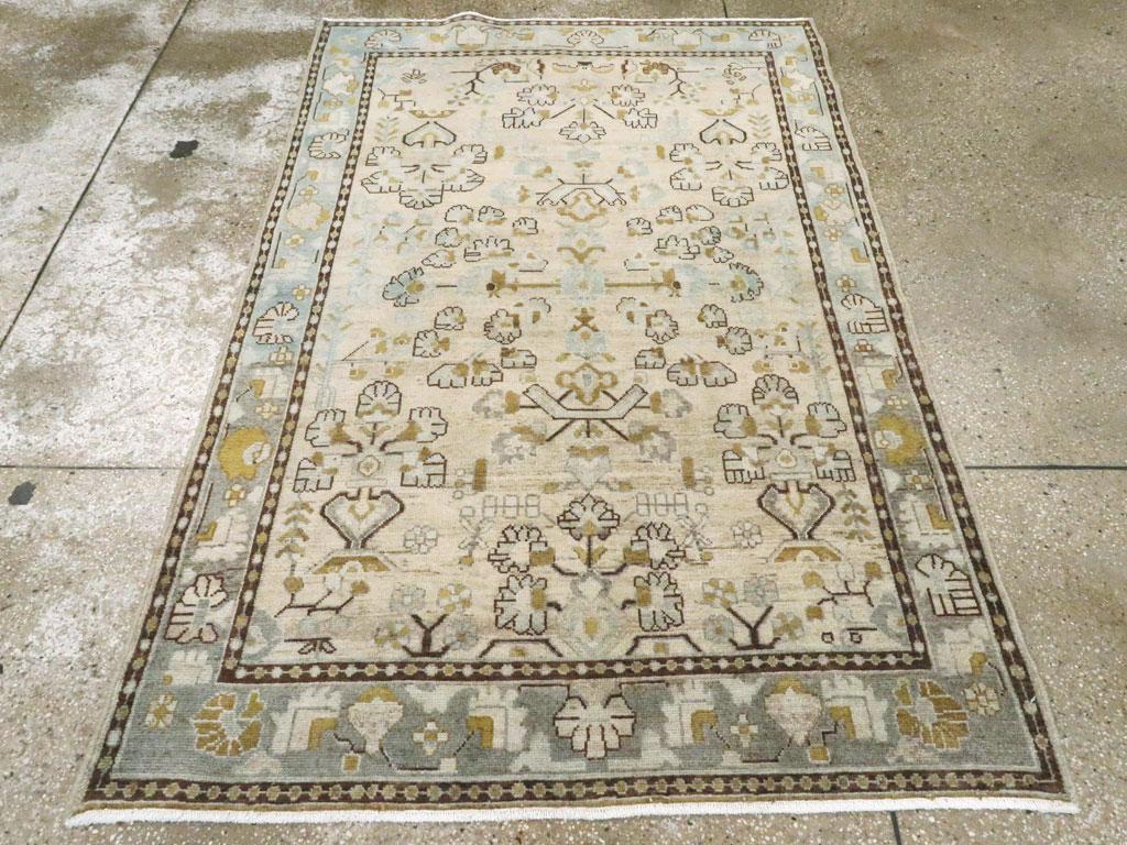 Ein alter persischer Malayer-Akzentteppich, handgefertigt in der Mitte des 20. Jahrhunderts.

Maße: 4' 2