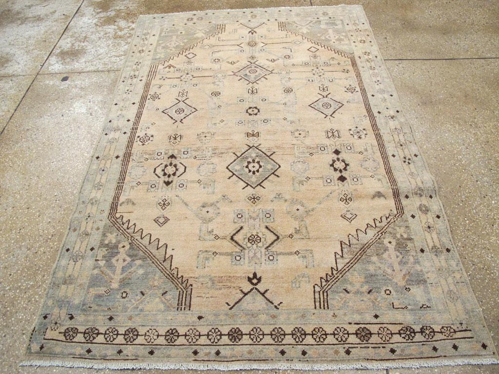 Ein Wollflor mit symmetrischen Knoten auf einer Baumwollunterlage. Aus dem zurückweichenden Herati-Muster auf dem geformten Strohfeld, das scharf gezackte Diagonalkanten aufweist, gehen dunkelbraune Rosetten und offene Rauten hervor. Die Ecken
