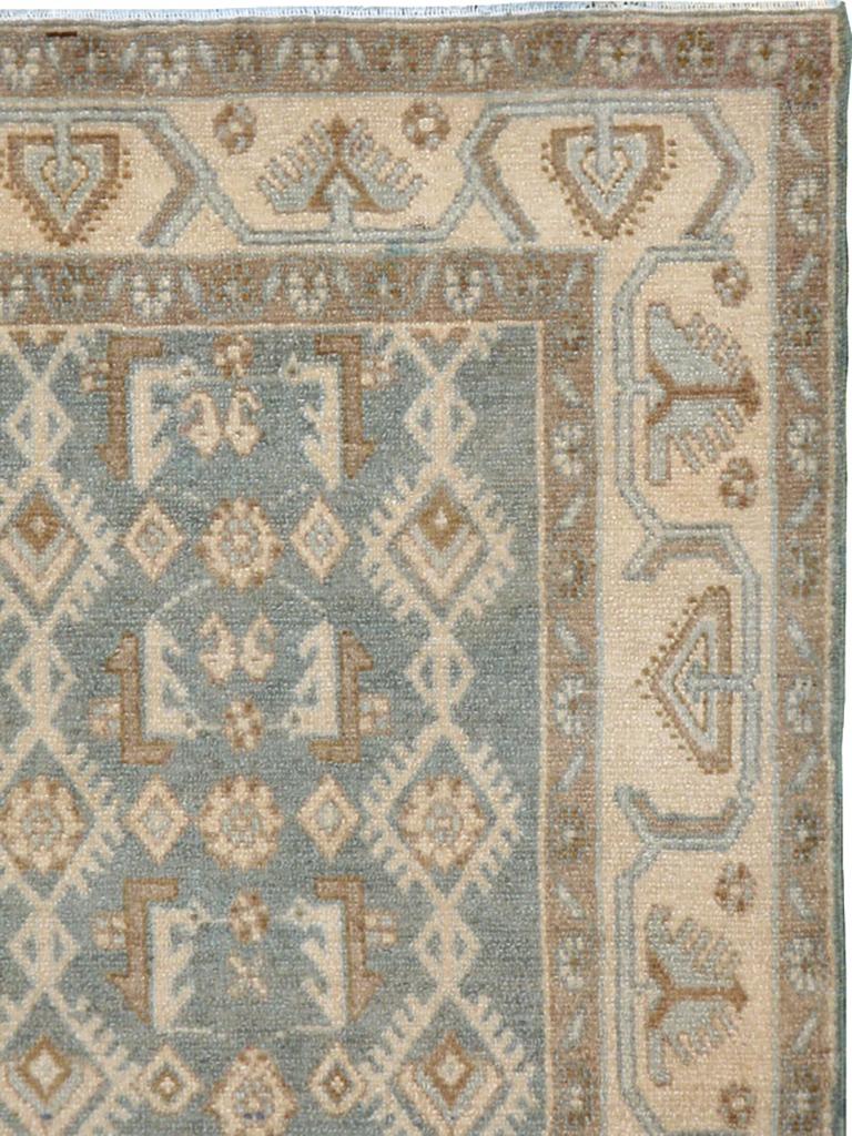 Un tappeto d'accento persiano vintage Malayer. I tessitori di Malayer creano una piccola e inesauribile varietà di varianti del motivo Herati e questo mostra tre colonne a medaglione di losanghe a raggiera associate a foglie di 