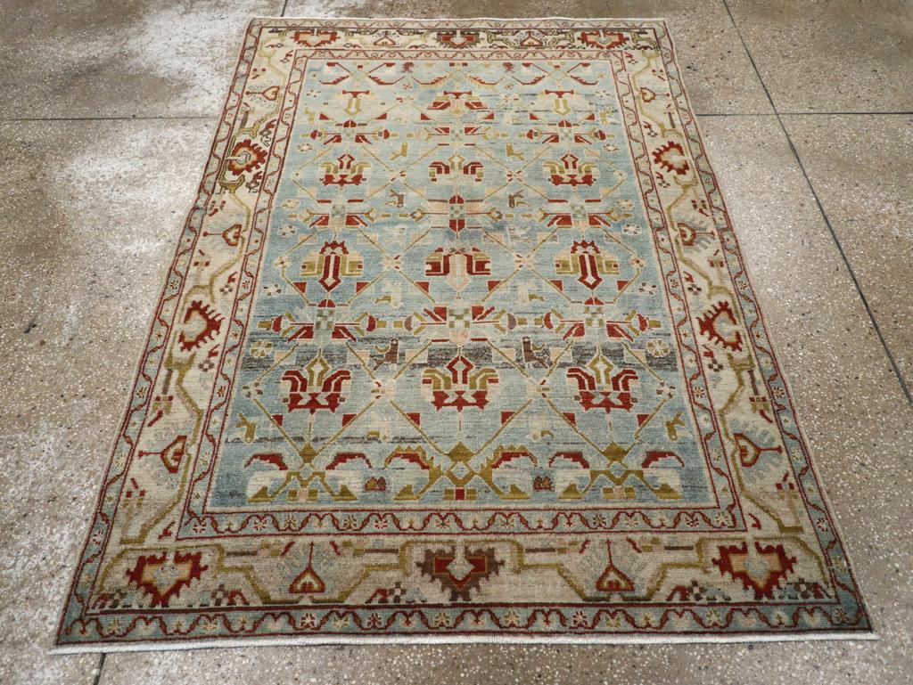 Ein alter persischer Malayer Akzentteppich. Das gelegentlich abgewetzte hellblau-graue Feld zeigt ein zweispaltiges dreispaltiges Allover-Palmettenmuster mit Akzenten in Creme, Rost und Sienabraun. Rost und Siena sind auch die Details der gefransten