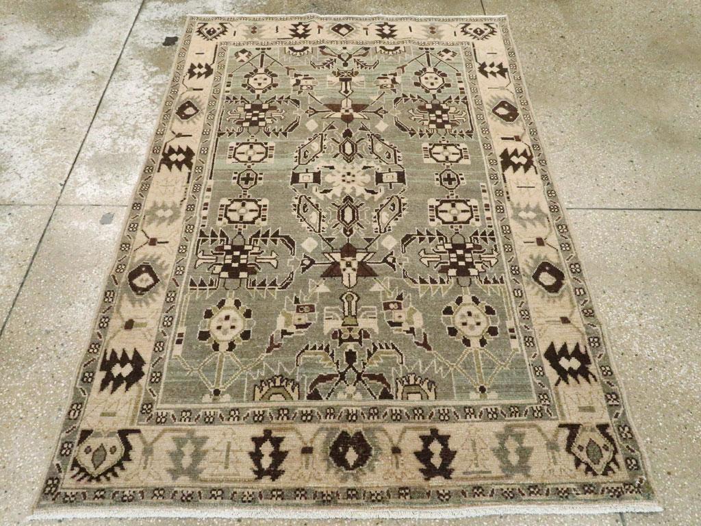 Ein alter persischer Malayer Akzentteppich. Umber gegen Taupe im Feld und Umbra gegen Stroh in der Bordüre. Verschiedene Achtecke, farbige Sampler-Rosetten, bitonale Sterne und gezackte, gebogene Blätter schmücken dieses ikonische westpersische