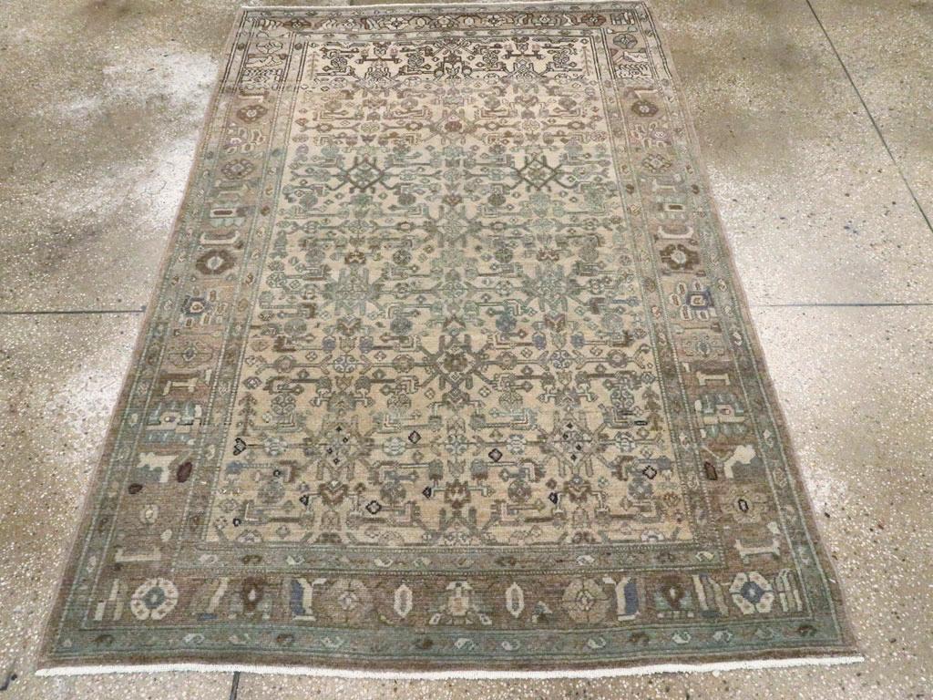 Ein alter persischer Malayer-Akzentteppich, handgefertigt in der Mitte des 20. Jahrhunderts.

Maße: 4' 3