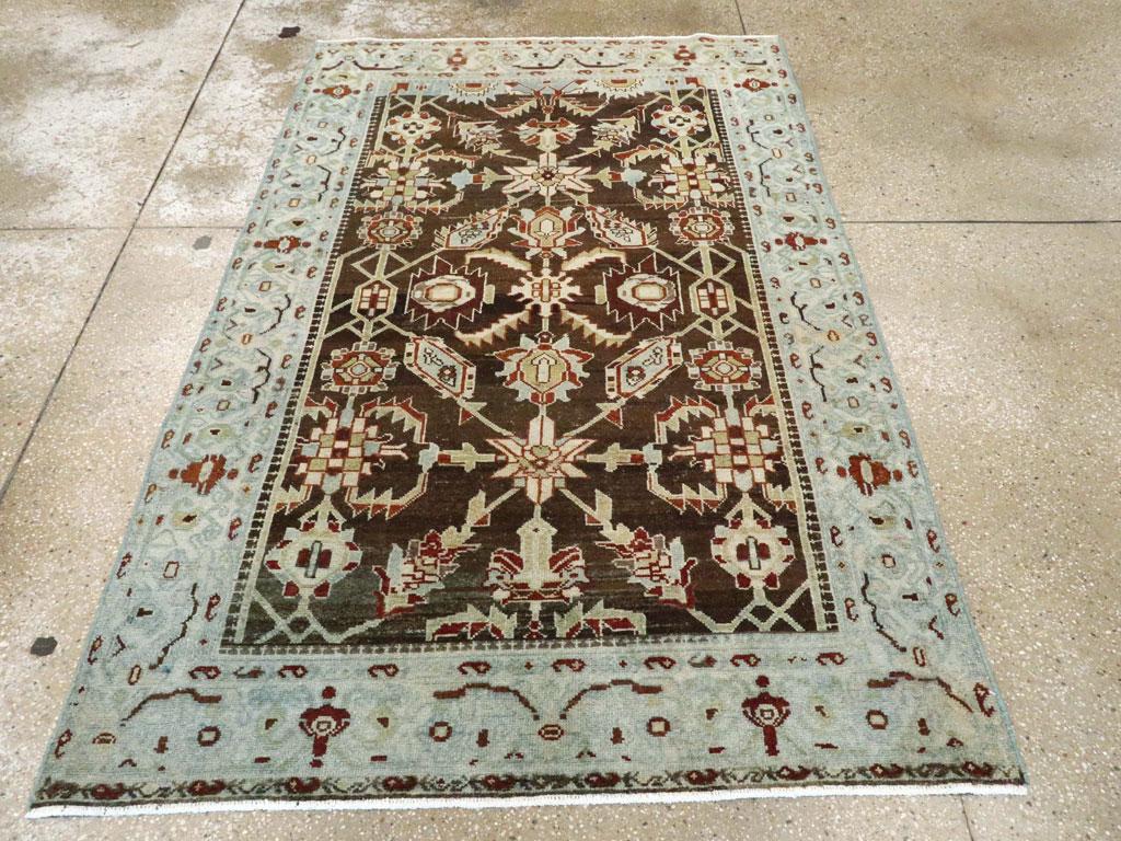 Ein alter persischer Malayer Akzentteppich. Es handelt sich um dasselbe Muster wie z. B. auf unserem Teppich Nr. 26595, aber es sieht ganz anders aus, wenn es von einem sienabraunen Feld mit Akzenten in Stroh und Puderblau-Grau unterlegt ist.  Die