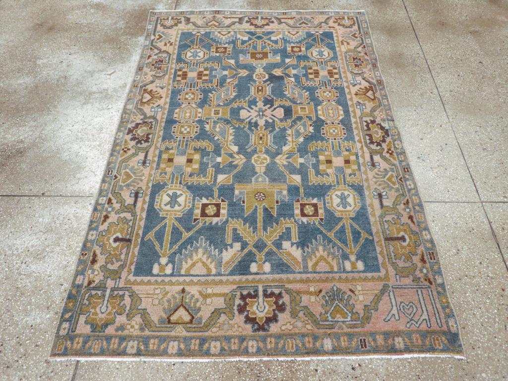 Ein Wollflor mit symmetrischen Knoten auf einer Baumwollunterlage. Dieses beliebte Allover-Muster von Malayer, das häufig auf Streuwörtern mit schieferfarbenem oder blauem Grund zu finden ist, zeigt verschiedene Achtecke, zahlreiche Arten von