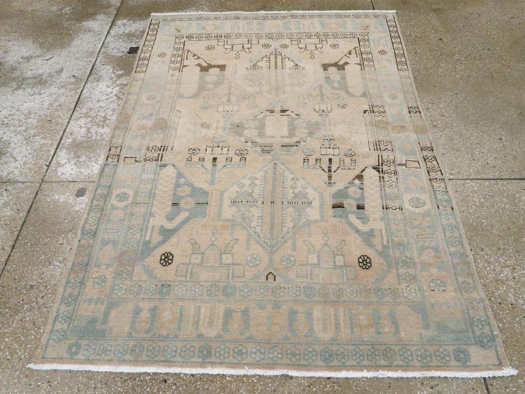 Un tappeto d'accento persiano vintage Malayer. Con un tema vagamente bakhtiariano, con i suoi grandi motivi esagonali in ardesia e crema su un campo di paglia sabbiosa abrasa, la somiglianza si estende ai cipressi piumati dei pannelli.  Il bordo