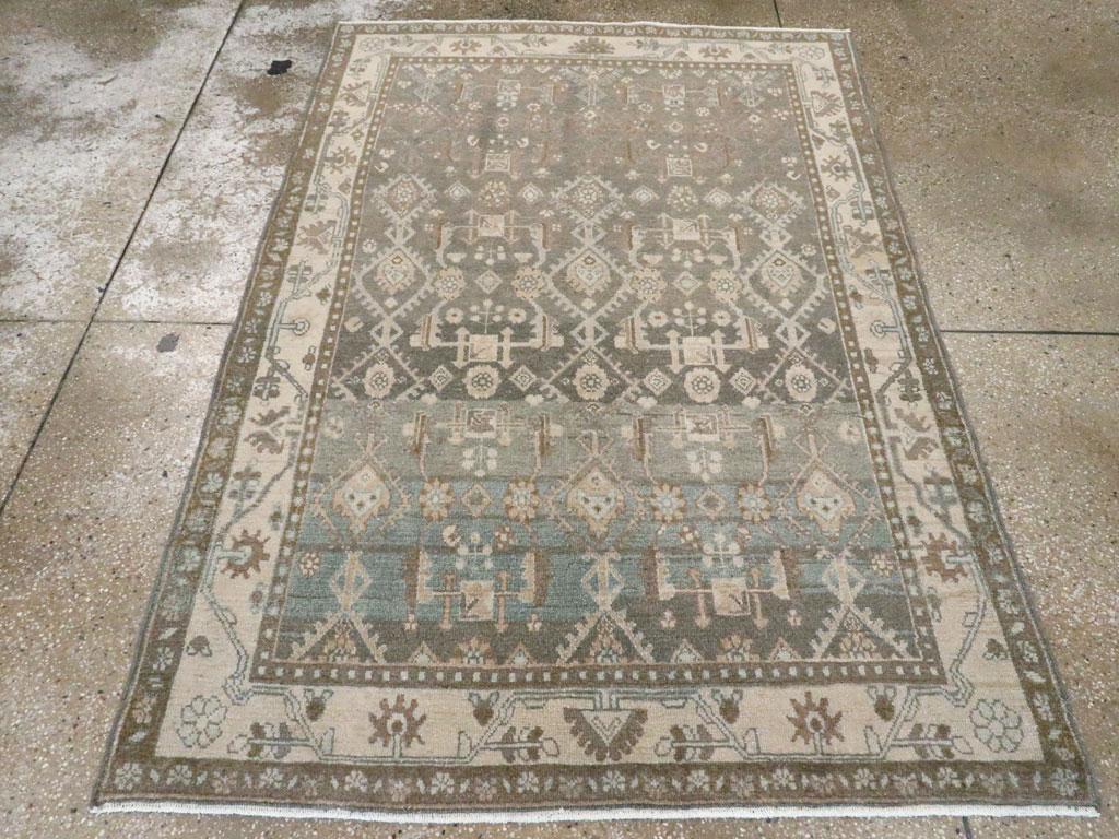 Ein alter persischer Malayer Akzentteppich. Der stark abgewetzte Graphitgrund zeigt ein von Herati inspiriertes Muster aus drei Säulen mit ausgefransten Rauten, die Rosetten einschließen, mit weiteren Rosetten, kleinen Quadraten und verbundenen,