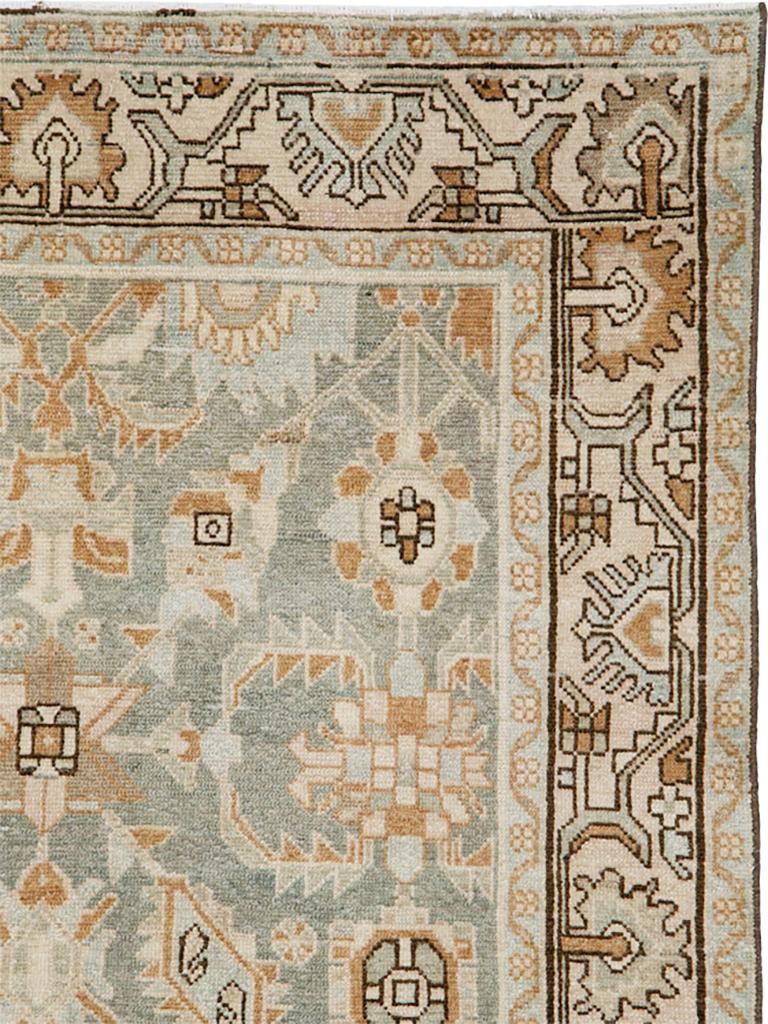 Ein alter persischer Malayer Akzentteppich. Die sandfarbene Bordüre aus zerklüfteten, pyramidenförmigen Palmetten bildet einen markanten Rahmen für das gedämpfte hellbraune Feld dieses westpersischen Dozar-Streusets mit seinem Allover-Muster aus