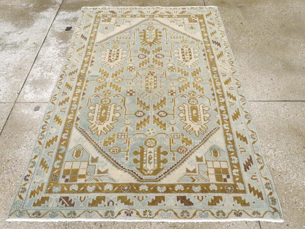 Ein alter persischer Malayer-Akzentteppich, handgefertigt in der Mitte des 20. Jahrhunderts.

Maße: 4' 5