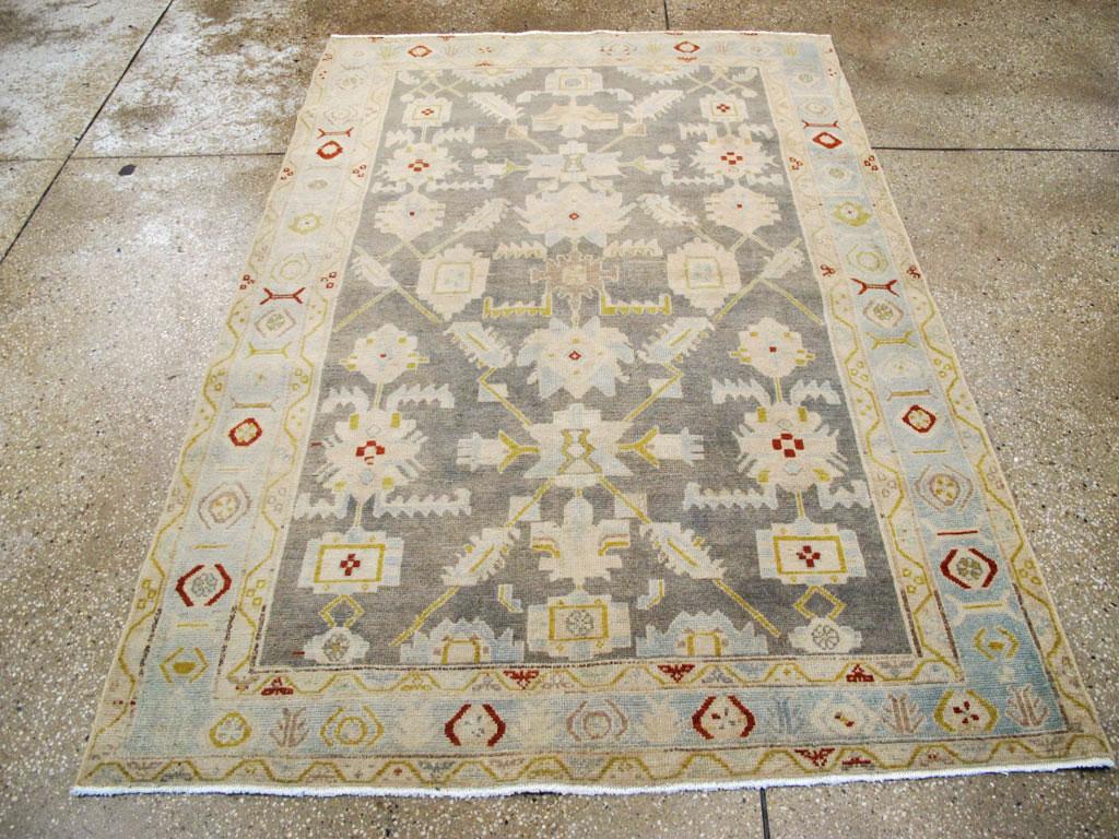 Ein alter persischer Malayer-Akzentteppich, handgefertigt in der Mitte des 20. Jahrhunderts.

Maße: 4' 5