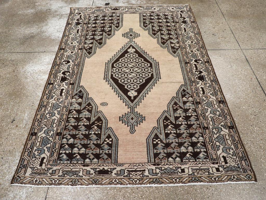Un antico tappeto d'accento persiano Malayer. Questo classico mazlagan ben tessuto, proveniente dal distretto di tessitura di Greater Hamadan/Malayer, ha un campo aperto beige sabbioso orlato dalle caratteristiche saette. Un esagono di carbone e un