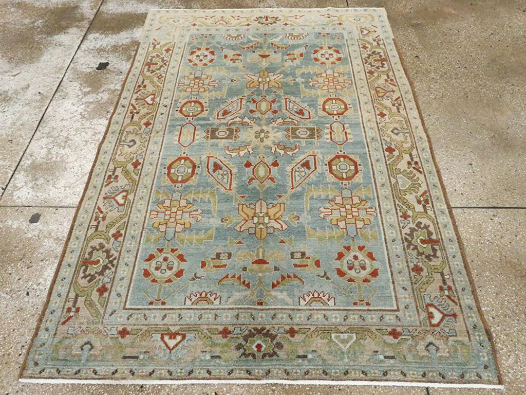 Un tappeto d'accento persiano vintage Malayer. In linea con la disposizione generale dei motivi del tappeto n. 22217, questo tappeto persiano occidentale semi-geometrico presenta una colonna centrale di palmette con pali laterali di rosette