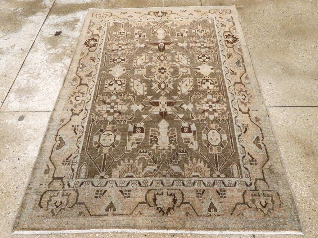 Ein alter persischer Malayer Akzentteppich. Das taupefarbene Feld hebt eine  Teilweise umrandete Version dieses klassischen Malayer-Musters mit Oktogonen in Quadraten, gezackten und gebogenen Lanzettblättern und Blütenoktogonen sowie anderen