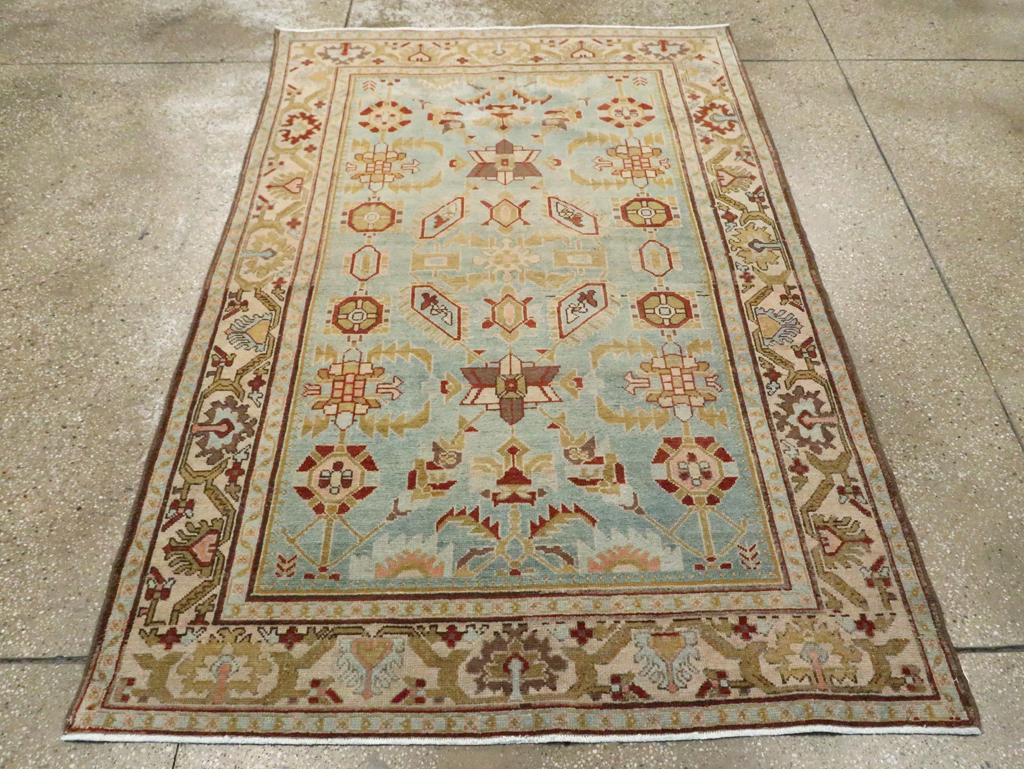 Ein alter persischer Malayer Akzentteppich. En suite zum Teppich # 23481 und  Teppich # 23482 ist das Rostorange fast ausschließlich ein Feldakzent.  Ein dunkles Rotbraun in den Blättern der abstrakten Palmetten der zentralen Säule (von fünf) hebt