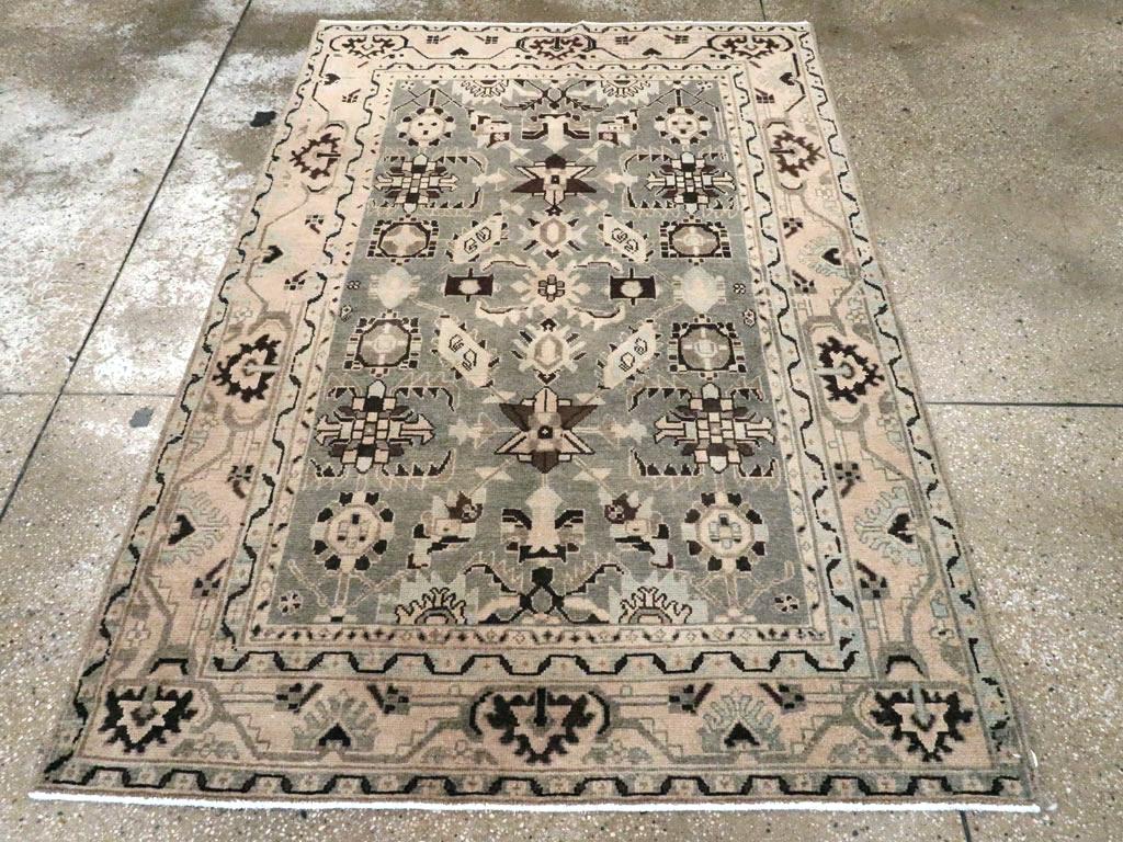 Ein alter persischer Malayer-Akzentteppich, handgefertigt in der Mitte des 20. Jahrhunderts.

Maße: 4' 5